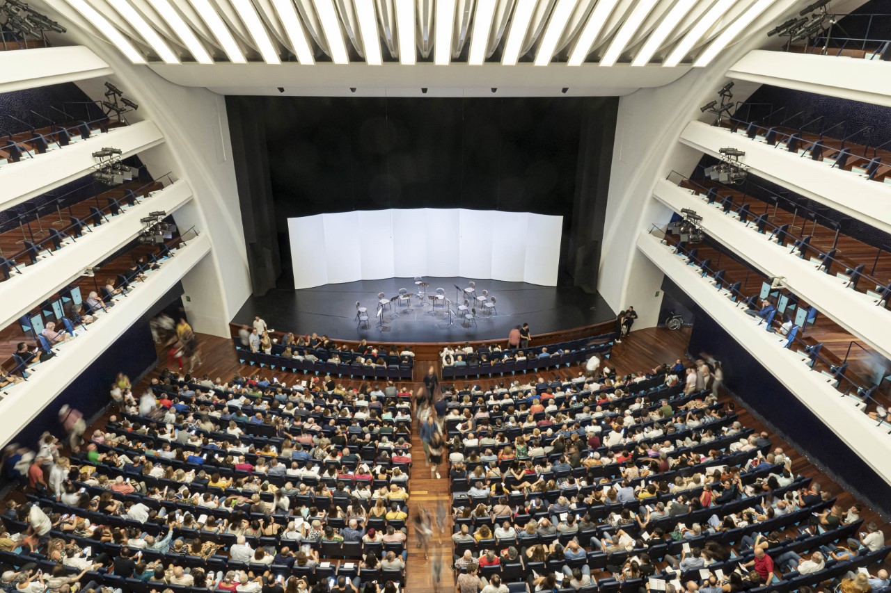 El público llena la Sala Principal en la primera sesión de ‘Matins a Les Arts’