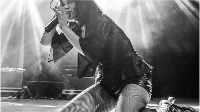 La cantante de la moda madrileña, ANA CURRA, llenará de punk la Sala Moon