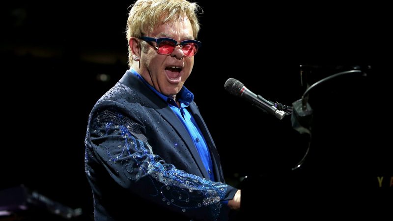 Elton John suspende un concierto tras quedarse sin voz