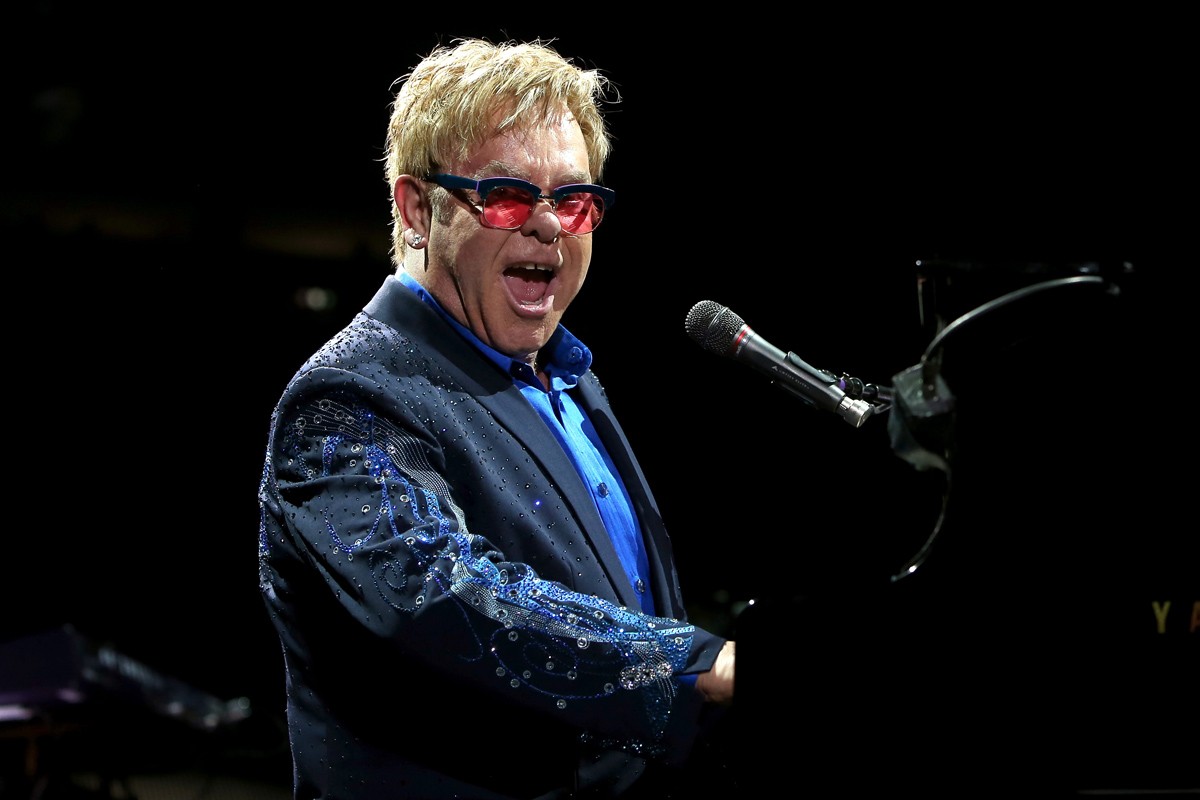 Elton John suspende un concierto tras quedarse sin voz