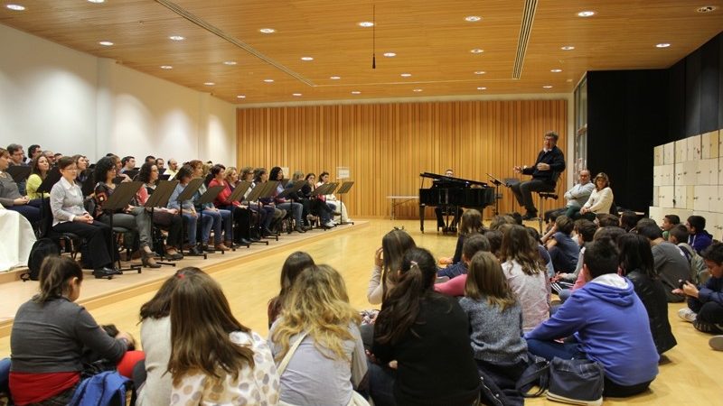 Estudiantes de Primaria descubren en Les Arts el trabajo del Cor de la Generalitat en ‘Tots a Cor’