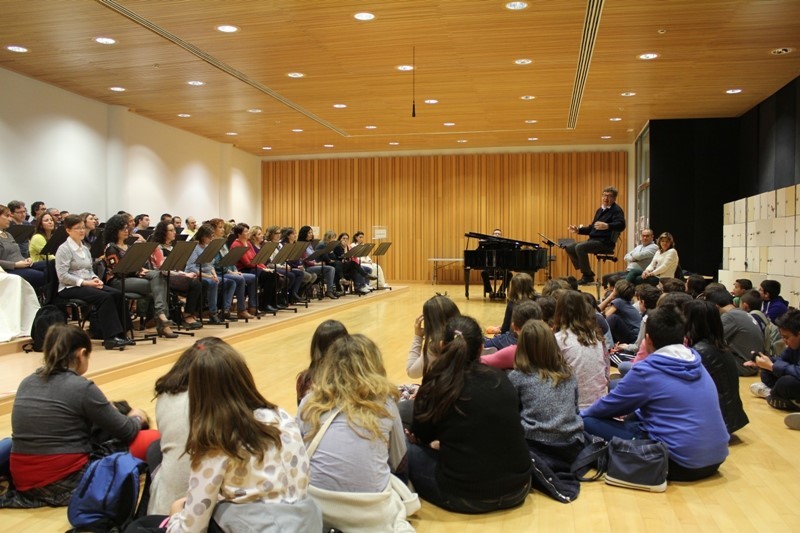 Estudiantes de Primaria descubren en Les Arts el trabajo del Cor de la Generalitat en ‘Tots a Cor’