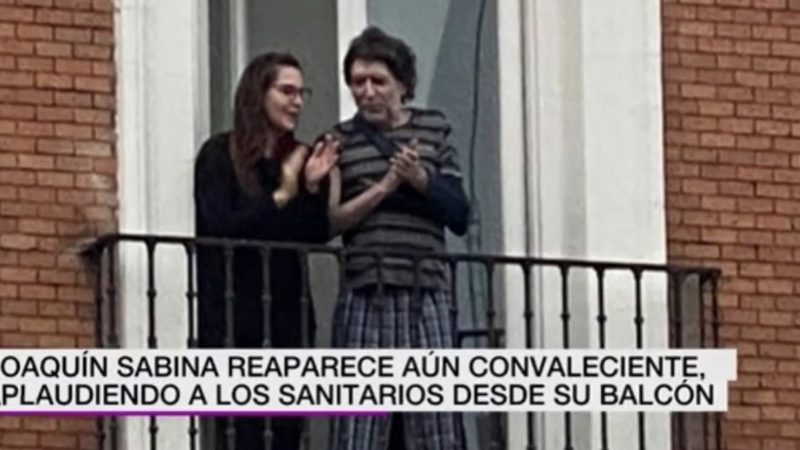 Joaquín Sabina reaparece en el balcón de su casa para aplaudir a los sanitarios