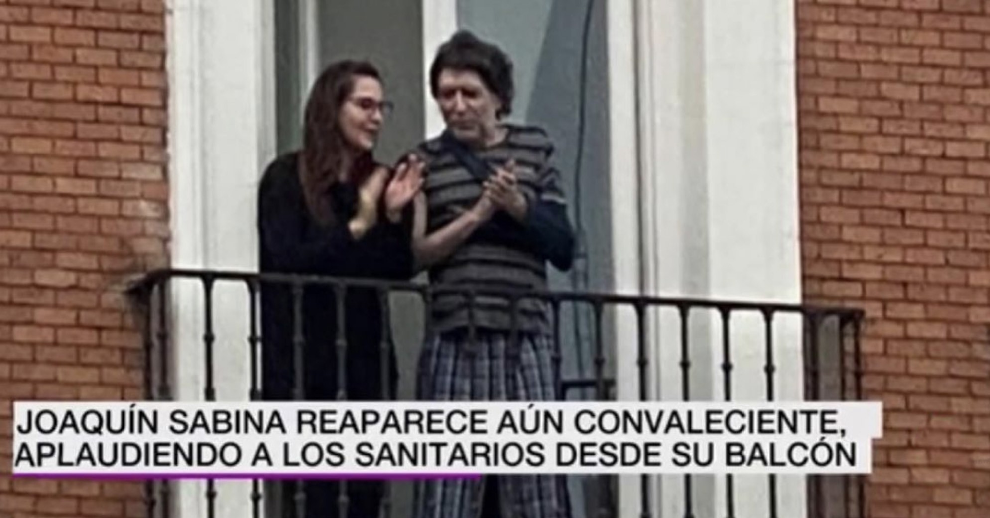 Joaquín Sabina reaparece en el balcón de su casa para aplaudir a los sanitarios