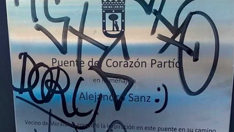 Vandalizan con pintadas la placa homenaje a Alejandro Sanz