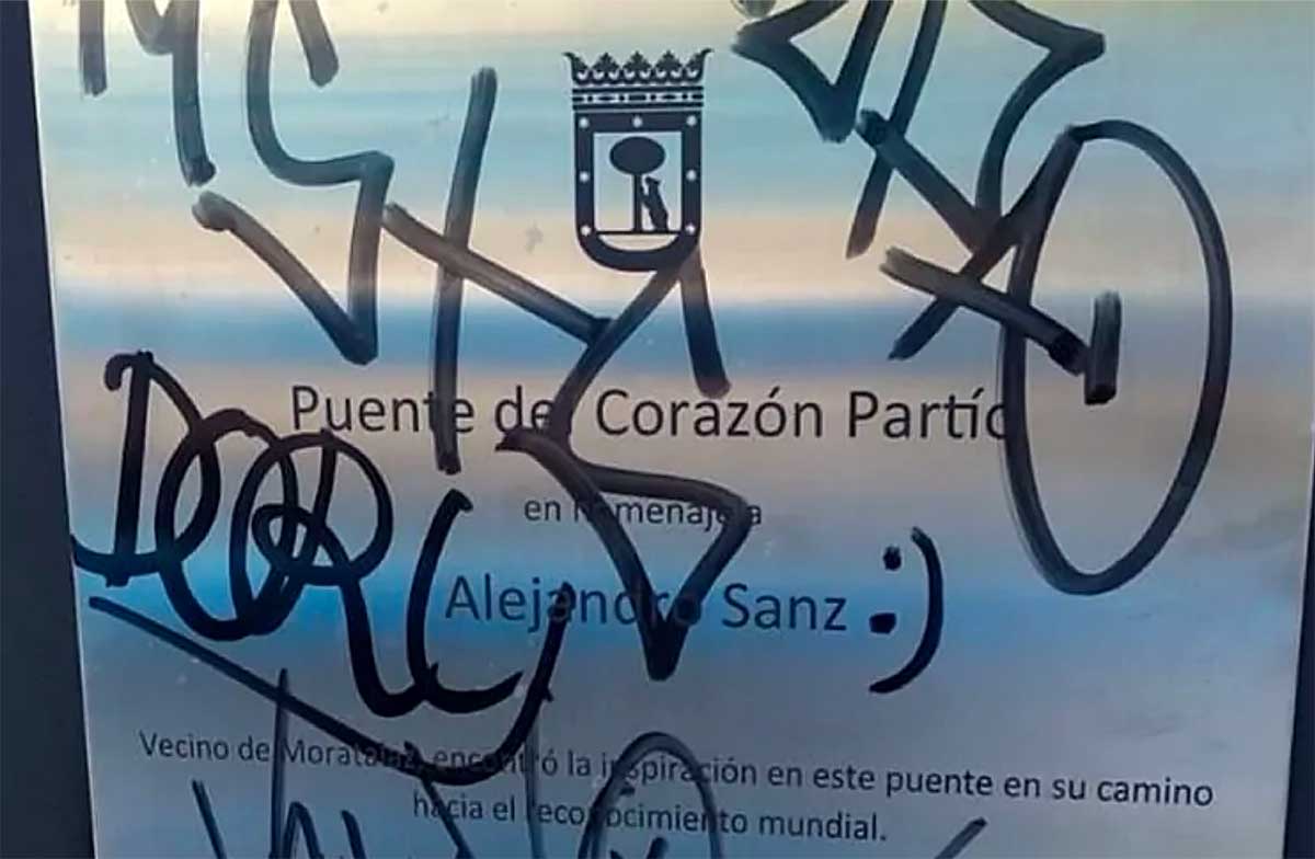 Vandalizan con pintadas la placa homenaje a Alejandro Sanz