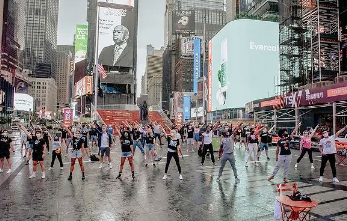 Actores se reúnen en Times Square para rendir homenaje al teatro