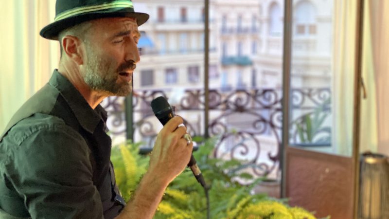 PON UN CROONER EN TU VIDA – JAVIER BOTELLA presenta su nuevo proyecto musical de microconciertos