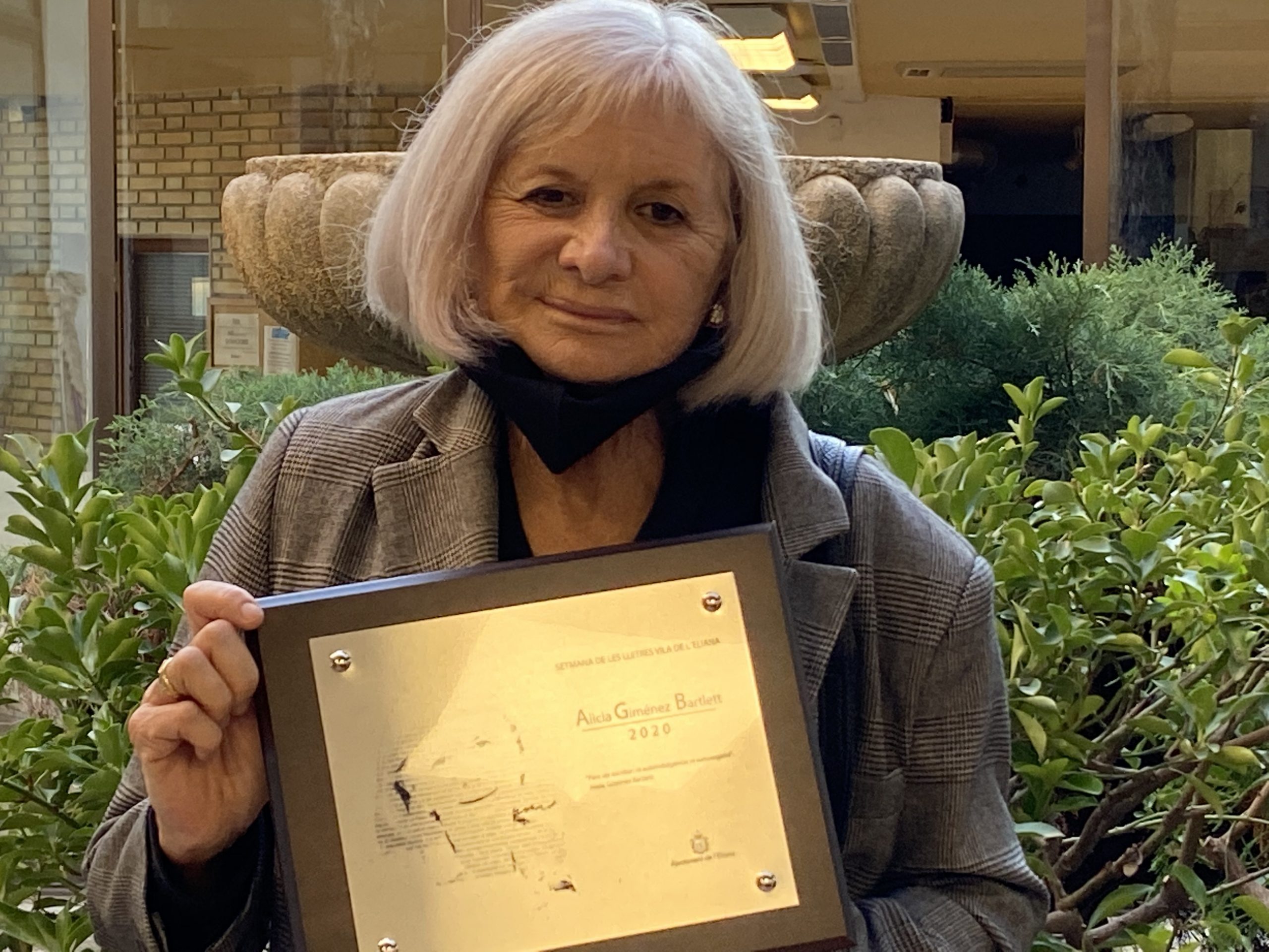 Alicia Giménez Bartlett recibe el premio de la  IV Setmana de les Lletres de l’Eliana