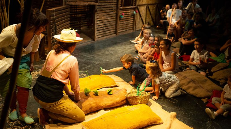 El espectáculo “Horta” invita a los más pequeños a meter las manos en la tierra y reconectar con la tradición agrícola valenciana