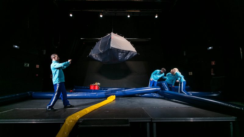 TEATRO PERFORMATIVO CONTRA LA LEY DE LA GRAVEDAD