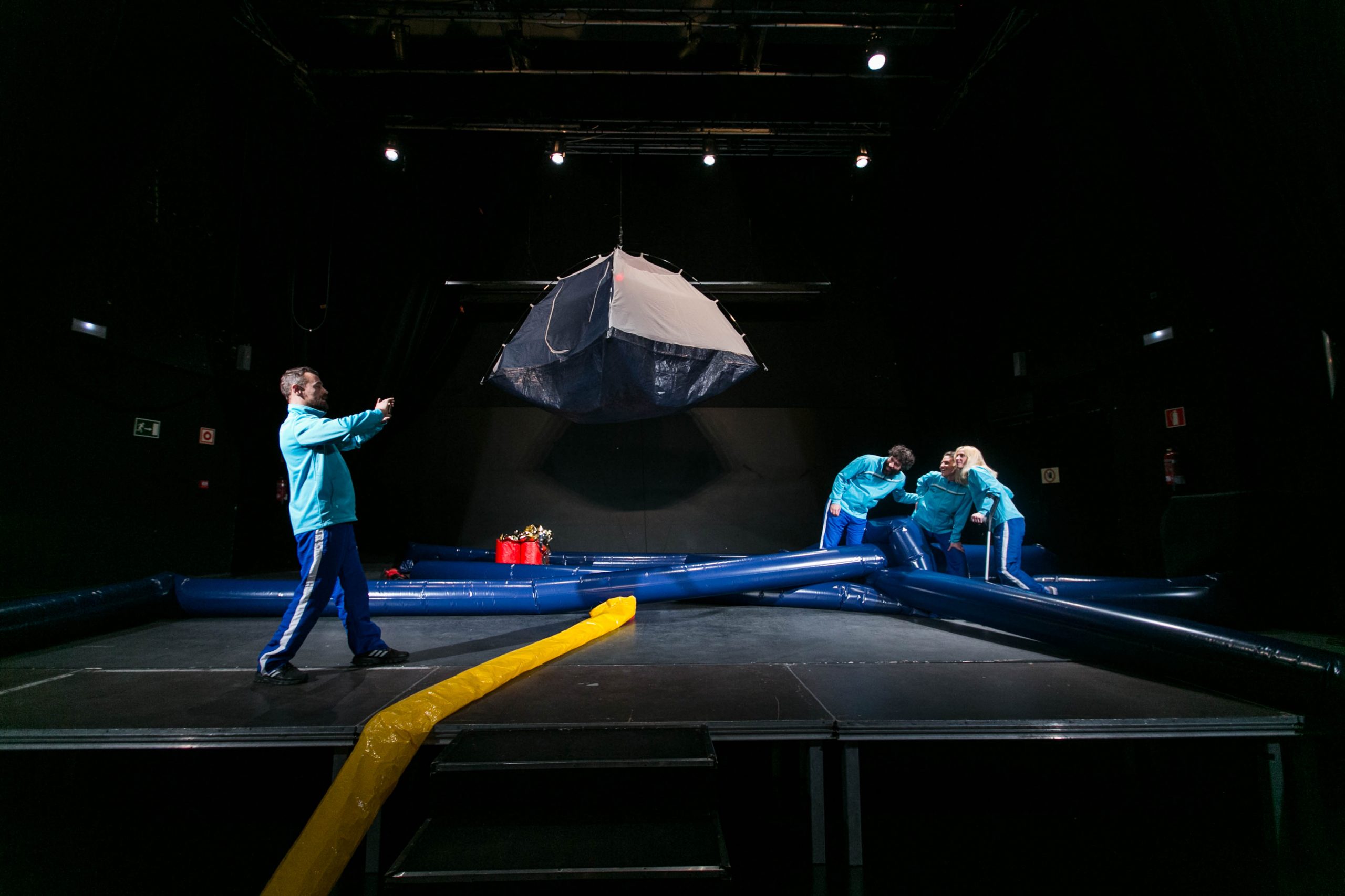 TEATRO PERFORMATIVO CONTRA LA LEY DE LA GRAVEDAD