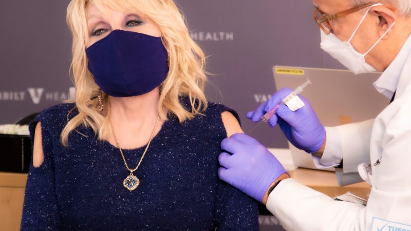 Dolly Parton recibe la primera dosis de ‘su propia medicina’: la vacuna contra el covid-19