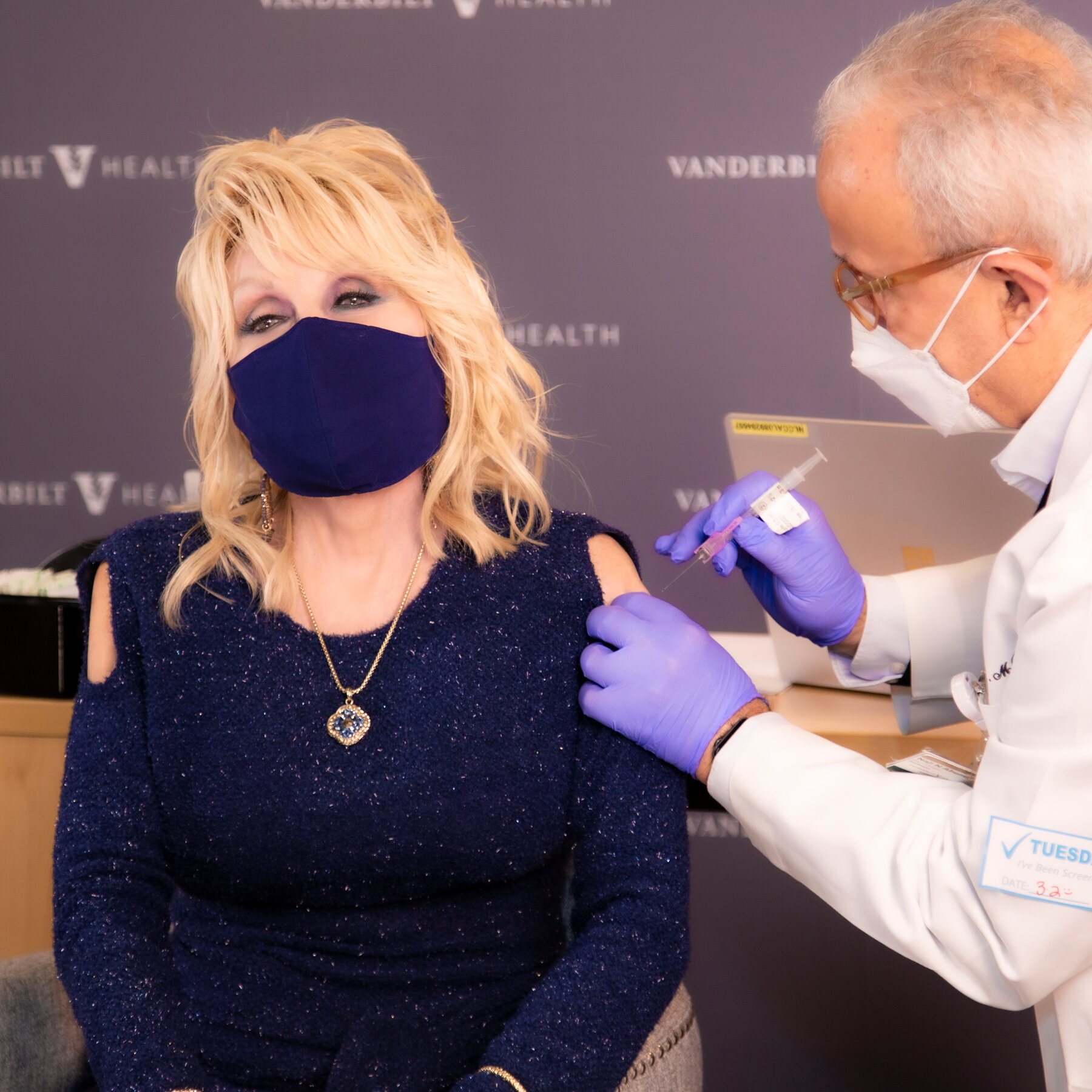 Dolly Parton recibe la primera dosis de ‘su propia medicina’: la vacuna contra el covid-19