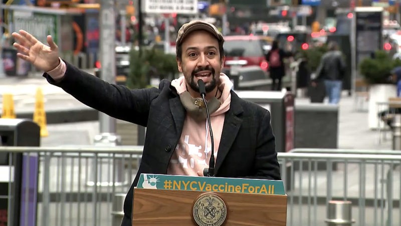 Lin-Manuel Miranda ayuda al alcalde de New York a abrir el centro de vacunación en Broadway