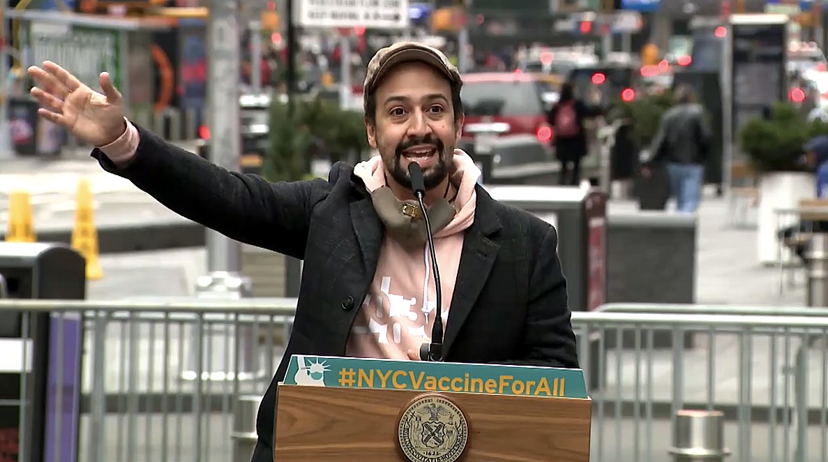 Lin-Manuel Miranda ayuda al alcalde de New York a abrir el centro de vacunación en Broadway