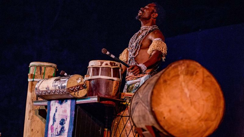 La cultura africana se introduce en el escenario de la Sala Off a través de los ritmos de “El Percusionista”