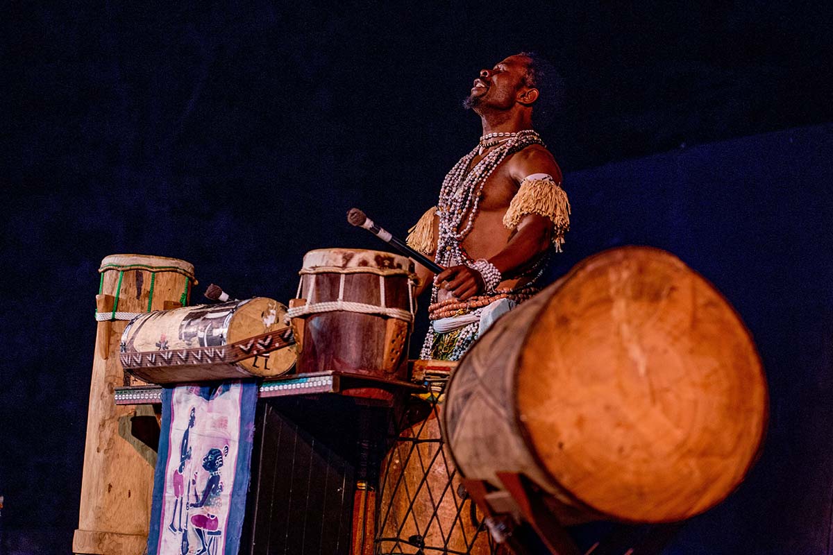 La cultura africana se introduce en el escenario de la Sala Off a través de los ritmos de “El Percusionista”