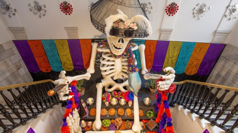 La Casa de México instala el Altar de muertos 2021 con visita gratuita