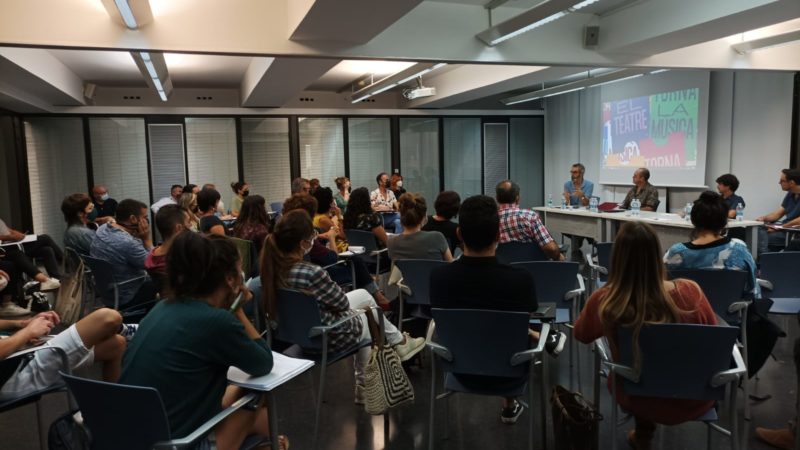 El público de Valencia se acerca hasta la plaza del Ayuntamiento para conocer de primera mano la nueva temporada teatral