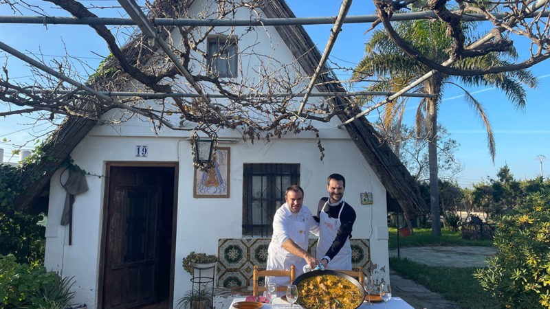 EL DIRECTOR INTERNACIONAL DE LA GUÍA MICHELIN COME EN UNA BARRACA TRADICIONAL DE LA ALBUFERA