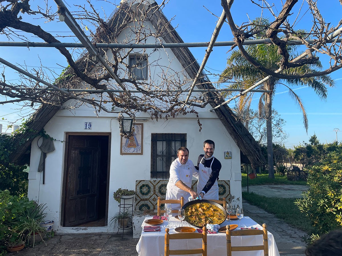 EL DIRECTOR INTERNACIONAL DE LA GUÍA MICHELIN COME EN UNA BARRACA TRADICIONAL DE LA ALBUFERA