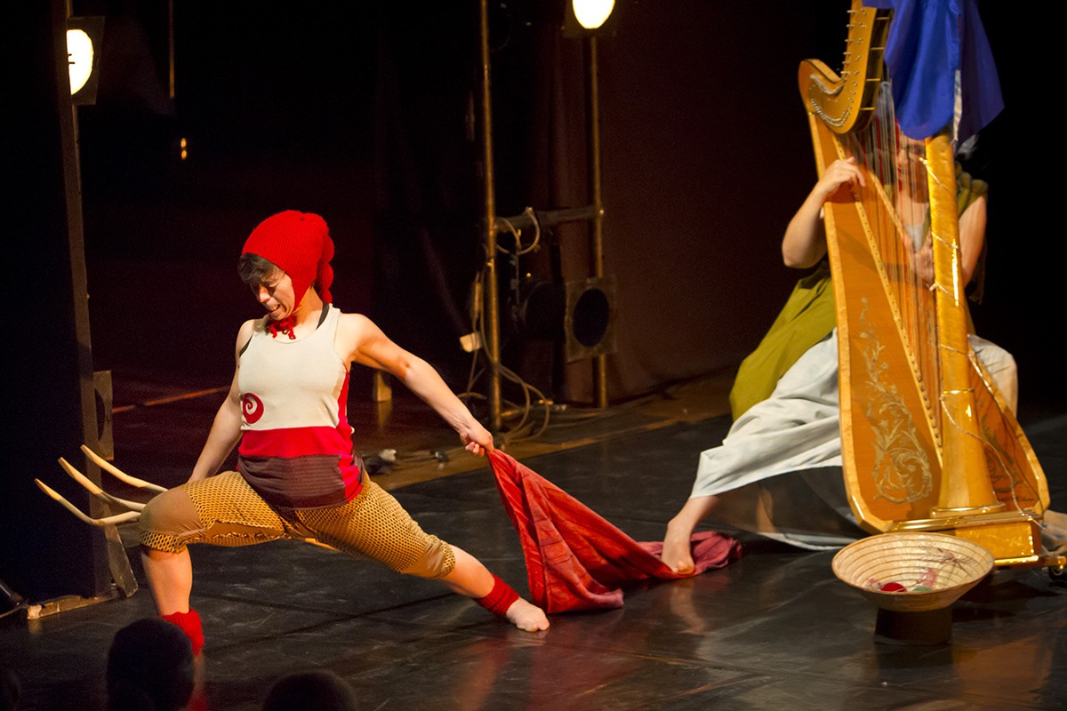 Danza y música de arpa para introducir al público infantil en las aventuras de Peer Gynt, el personaje clásico de Henrik Ibsen