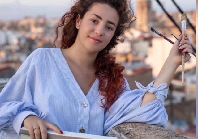 Aleksandra Istorik, joven artista rusa asentada en Valencia, seleccionada para exponer esta semana en Art Capital 2022, una de las Ferias de Arte más prestigiosas de París