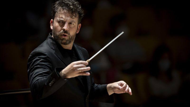 James Gaffigan dirige la ‘Sinfonía del Nuevo Mundo’ con la Orquestra de la Comunitat Valenciana