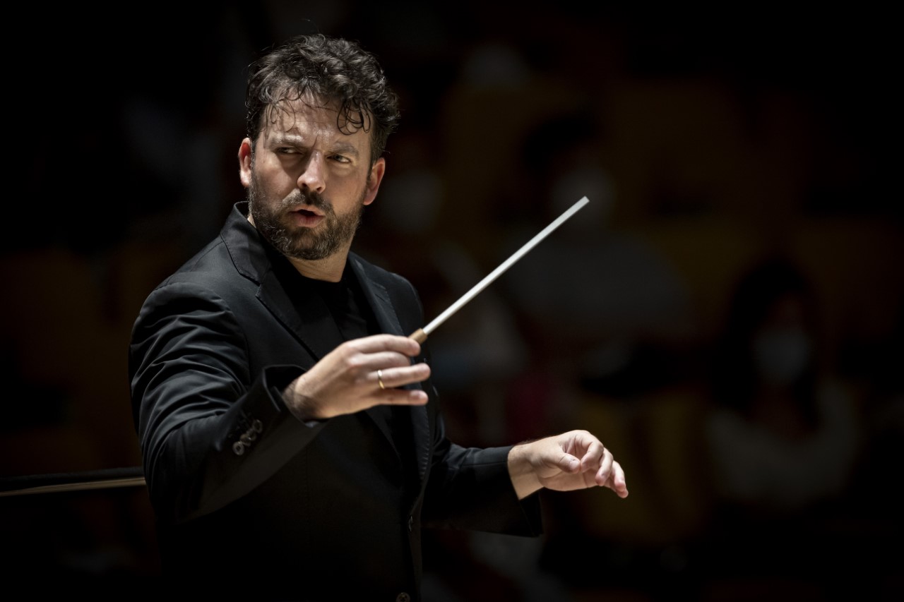 James Gaffigan dirige la ‘Sinfonía del Nuevo Mundo’ con la Orquestra de la Comunitat Valenciana