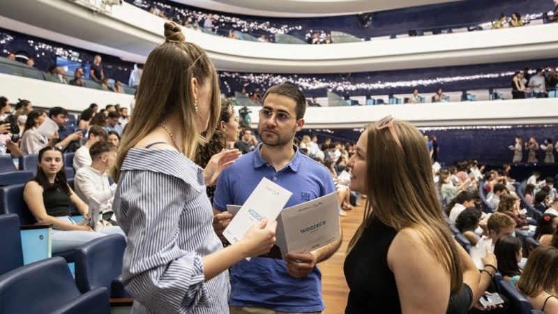 Más de 1.200 jóvenes, menores de 29 años, ovacionan el preestreno de ‘Wozzeck’ en Les Arts