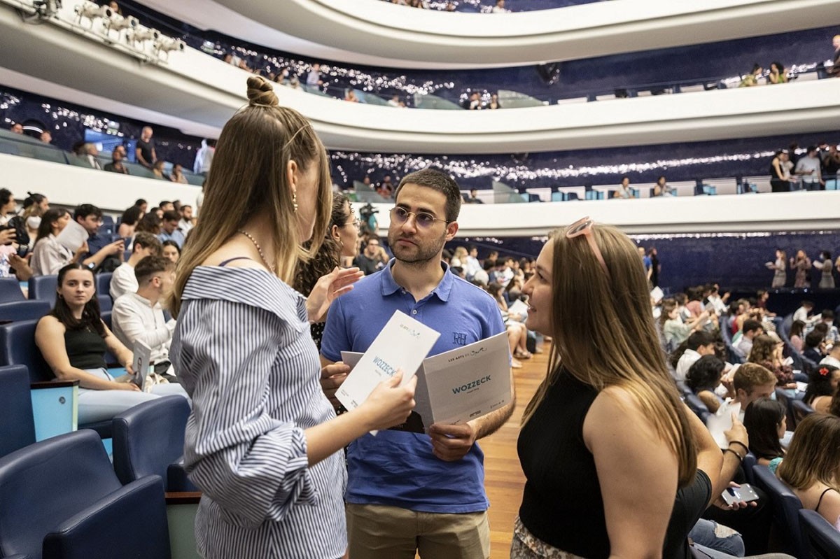 Más de 1.200 jóvenes, menores de 29 años, ovacionan el preestreno de ‘Wozzeck’ en Les Arts