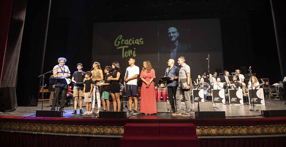 El Palau de la Música recibe reconocimiento por impulsar el concierto homenaje a Toni Belenguer en el festival de jazz