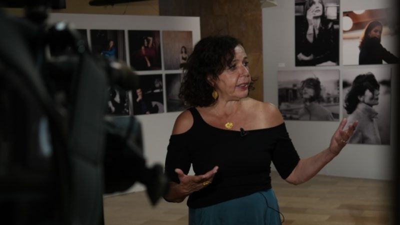 La fotógrafa Carole Bellaïche visita “Retratos de cine”, su primera exposición en España