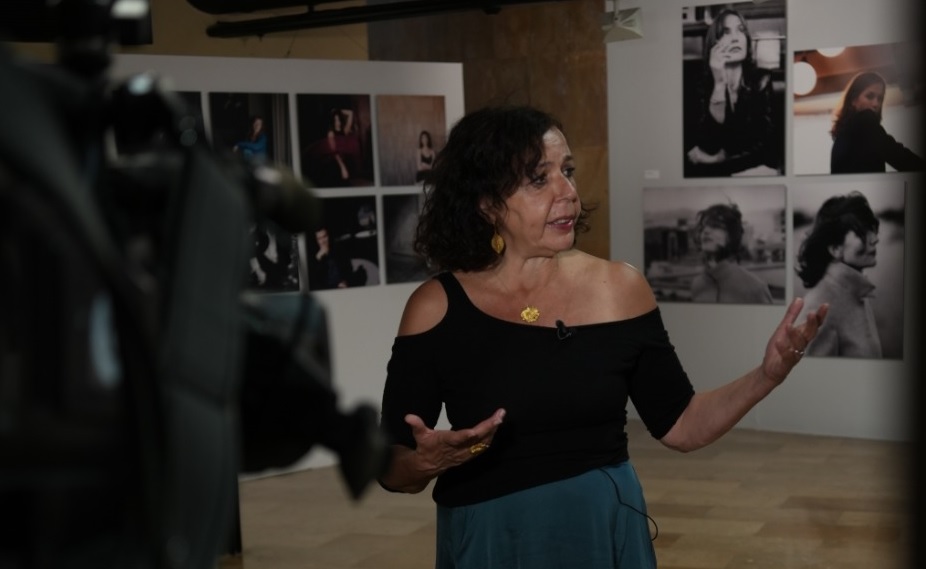 La fotógrafa Carole Bellaïche visita “Retratos de cine”, su primera exposición en España