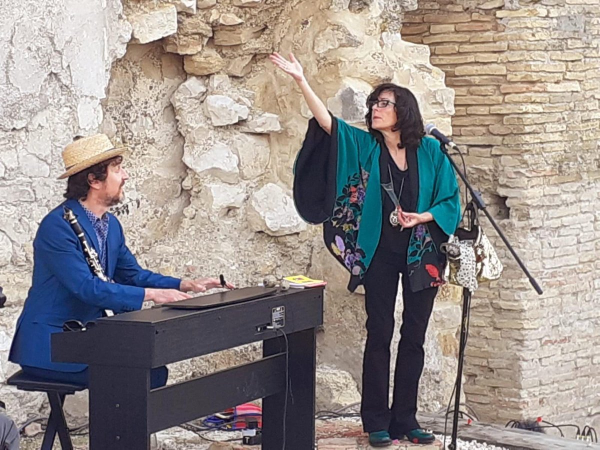 El ciclo de poesía viva de Valencia, Rimbomba, reúne en el TEM a la micropoetisa Ajo y el músico Mastretta