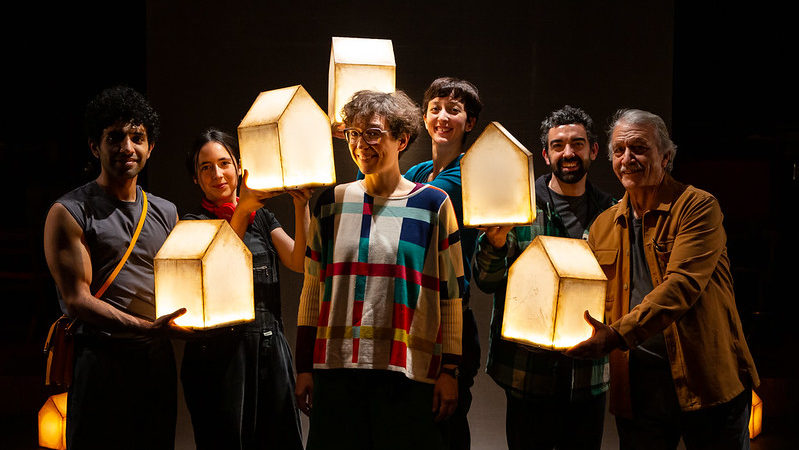 Llega a la Muestra la pieza de teatro documental de Lucía Miranda “Casa” y el fenómeno teatral “Acorar” que indaga en el significado de la identidad de los pueblos