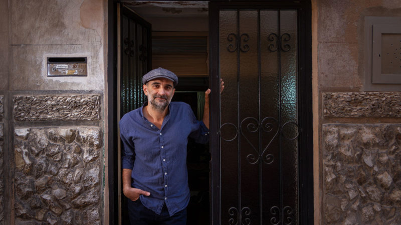 Joan Miquel Oliver revisita en formato íntimo su álbum en solitario ‘Surfistes en càmera lenta’ en el TEM