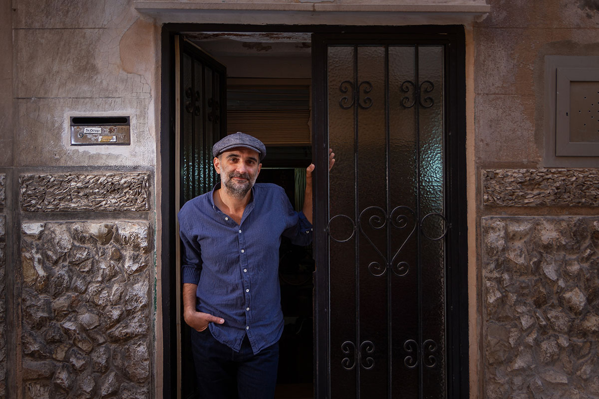 Joan Miquel Oliver revisita en formato íntimo su álbum en solitario ‘Surfistes en càmera lenta’ en el TEM