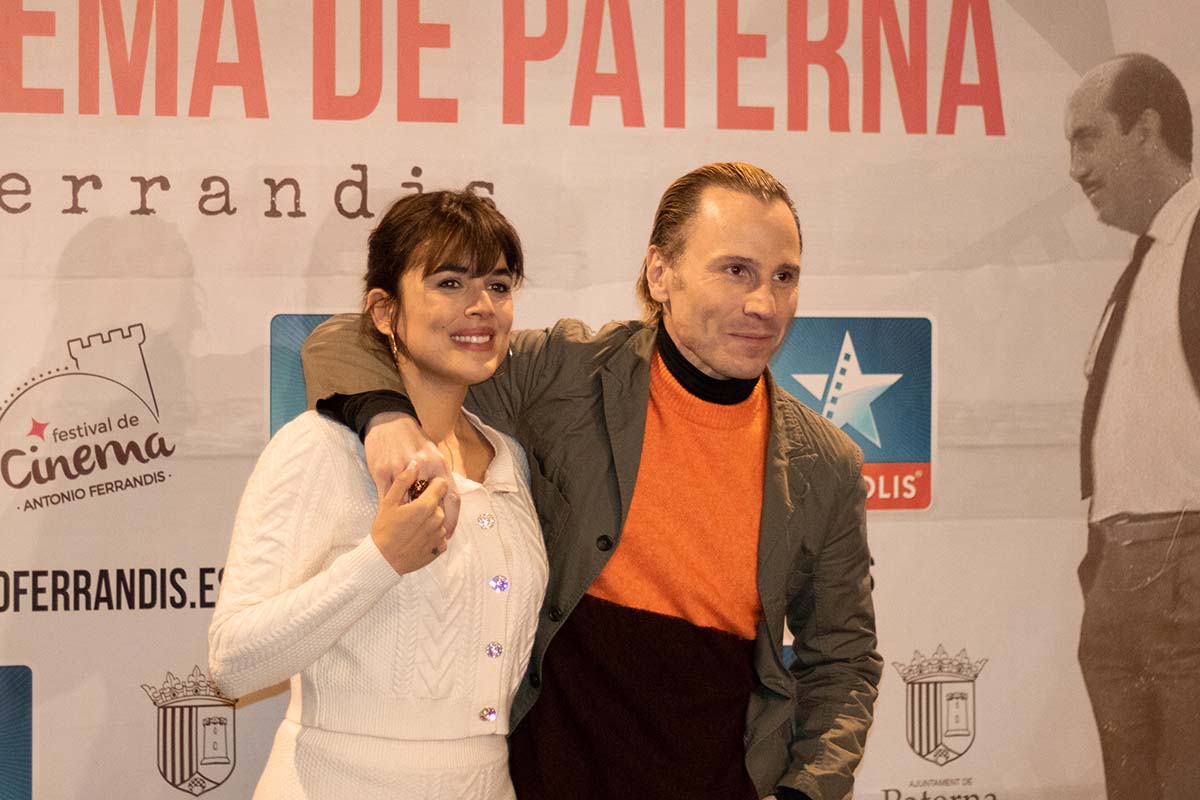 Adriana Ugarte y Rubén Ochando presentan en Valencia “LOBO FEROZ”, una película  “𝘘𝘜𝘌 𝘚𝘌 𝘔𝘜𝘌𝘝𝘌 𝘌𝘕𝘛𝘙𝘌 𝘛𝘐𝘕𝘐𝘌𝘉𝘓𝘈”