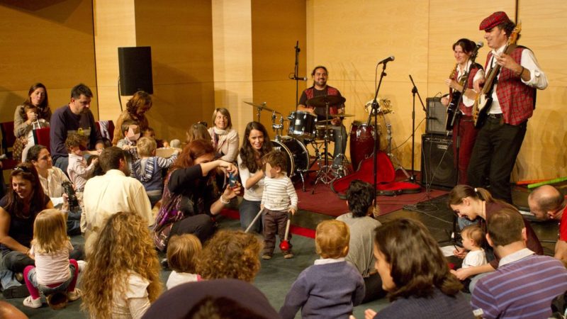 Juego, música e improvisación: vuelve a la Sala L’Horta el concierto interactivo “Jazzejant amb xiquets”