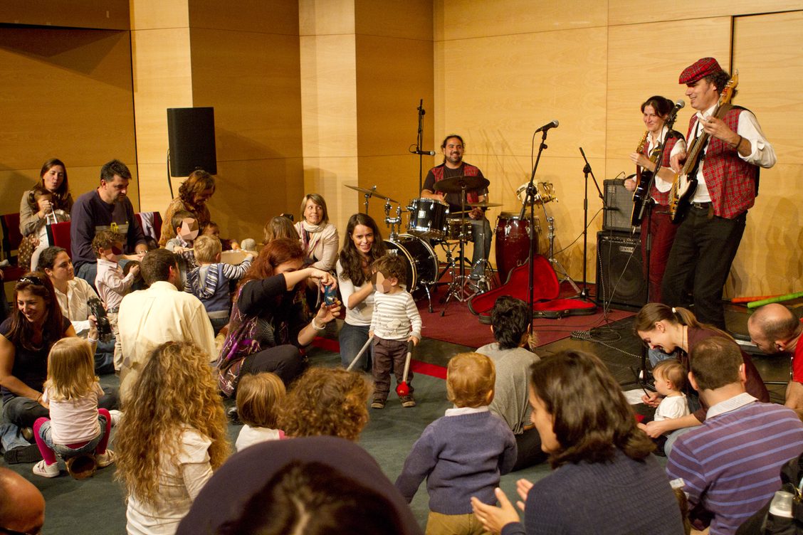 Juego, música e improvisación: vuelve a la Sala L’Horta el concierto interactivo “Jazzejant amb xiquets”