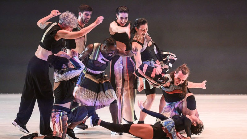 El portugués Marco da Silva Ferreira convierte Dansa València en un carnaval sobre el folklore y la identidad colectiva
