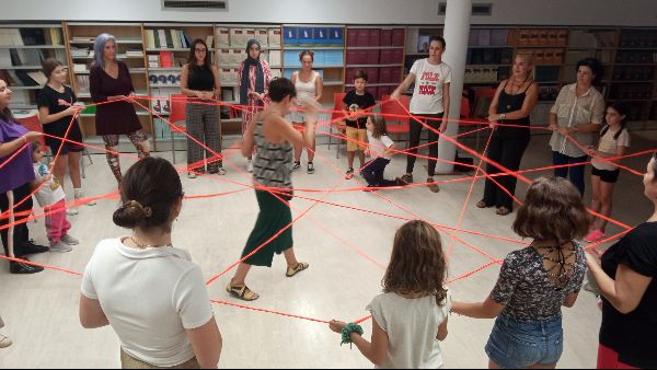 La Muestra de Teatro de Alicante convoca a niños y adultos a crear juntos en el taller de dramaturgia de Jana Pacheco