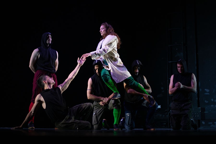 Eva Zapico trenza sátira, drama, movimiento y proyecciones para ahondar en el ‘Coriolà’ de Shakespeare