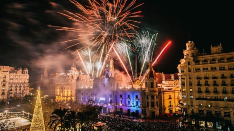 Valencia recibe el nuevo año con el lanzamiento simultáneo, por primera vez en España, de cuatro castillos artificiales