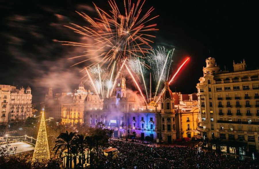 Valencia recibe el nuevo año con el lanzamiento simultáneo, por primera vez en España, de cuatro castillos artificiales