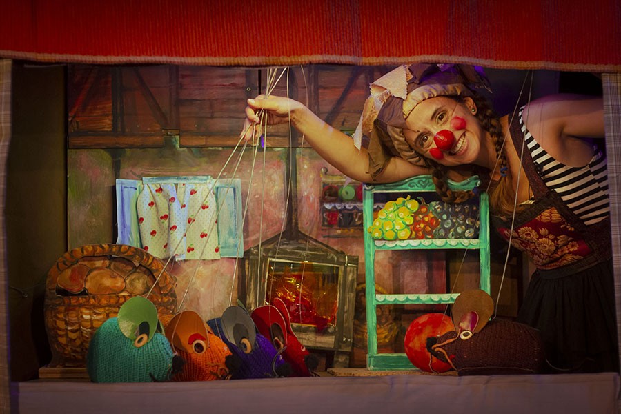 La Sala L’Horta fomenta la lectura desde la primera infancia con el espectáculo de títeres y clown “Ratolins de colors”