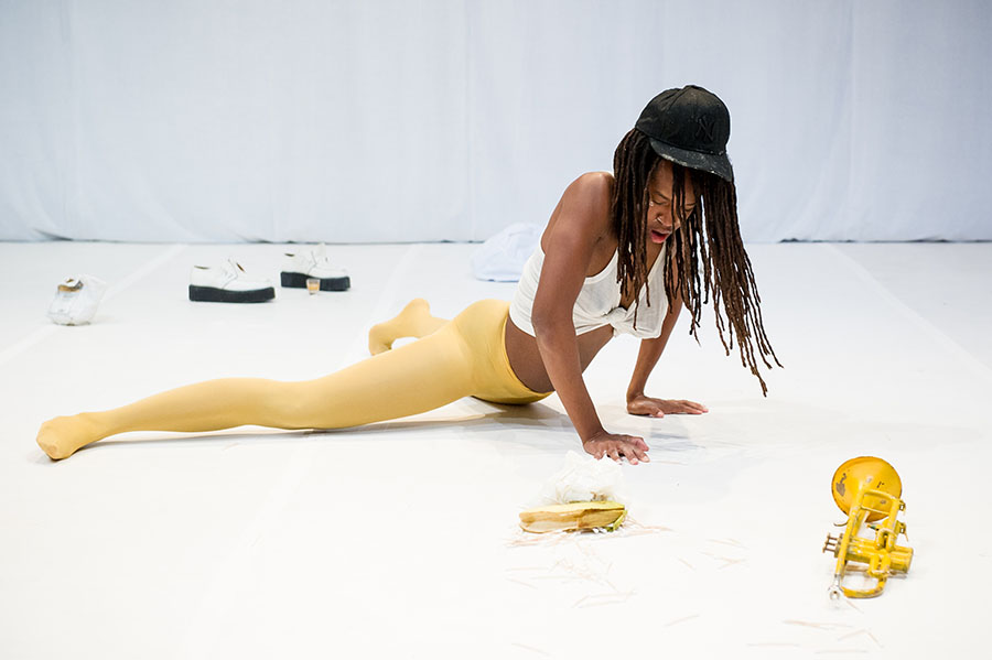 La bailarina afrocanadiense Dana Michel da la vuelta a los tropos de la marginalidad en Yellow Towel