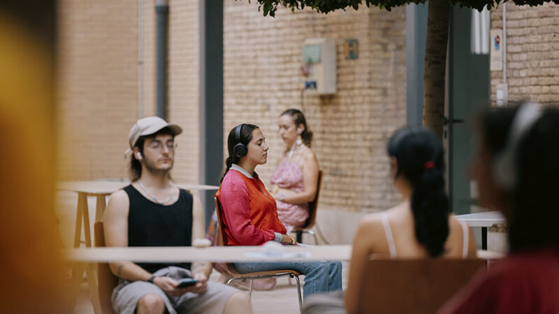“Gymkhana”, una pieza participativa que explora desde el humor los conflictos cotidianos entre las personas que cuidan y las que reciben cuidados